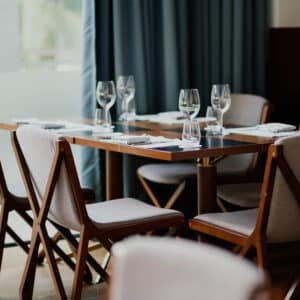 furniture, chair, table and dining table | hd photo by chuttersnap